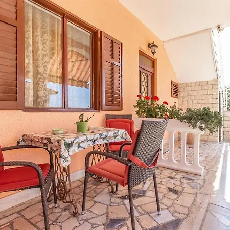 In Vrvari With One-bedroom 3 Porec
