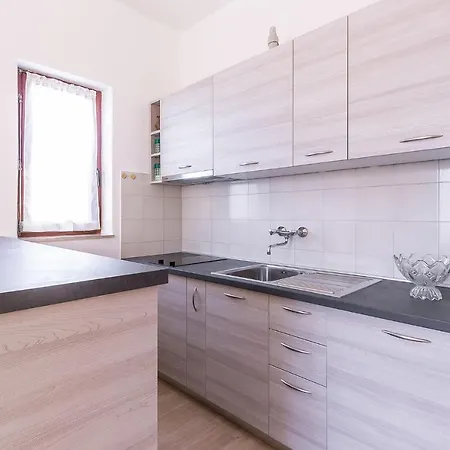 In Vrvari With One-bedroom 3 Apartment