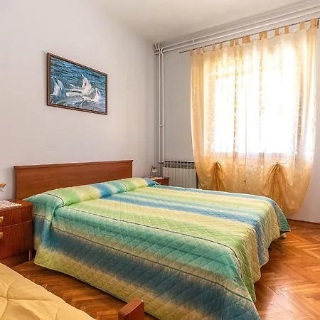 In Vrvari With One-bedroom 3 Apartment Porec