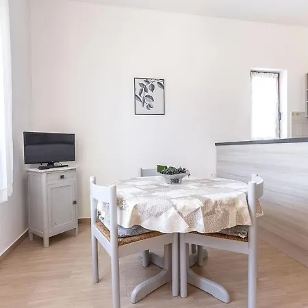 In Vrvari With One-bedroom 3 Apartment